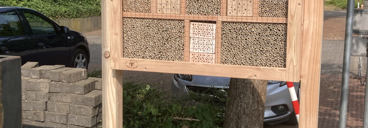 Insektenhotel aus Holz im Garten der Kirche am Widey